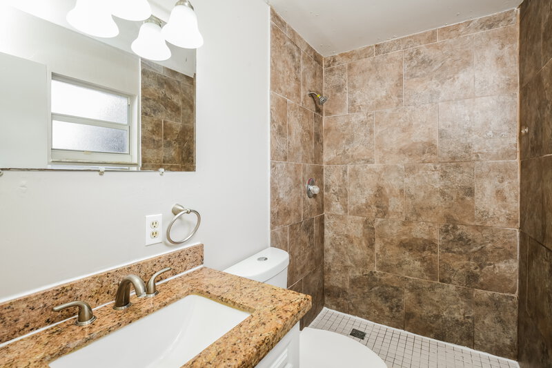 1,695/Mo, 2935 Pembroke Rd Melbourne, FL 32935 Bathroom View