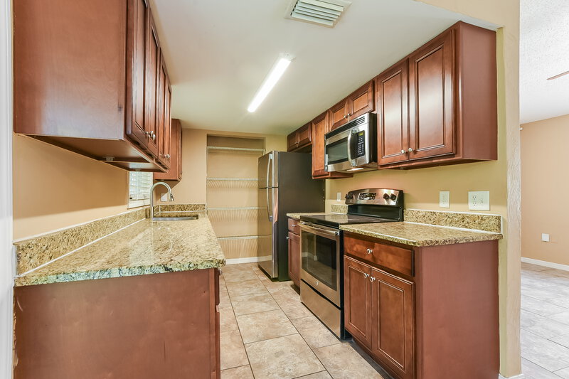 2,100/Mo, 4317 Alamosa St Cocoa, FL 32927 Kitchen View
