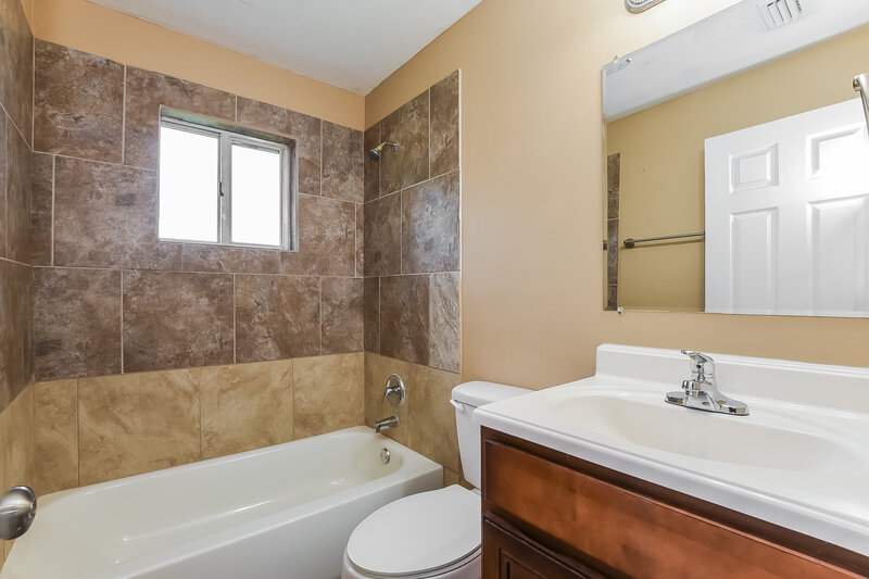 2,100/Mo, 4317 Alamosa St Cocoa, FL 32927 Main Bathroom View