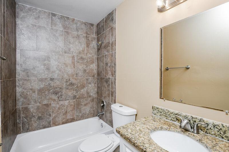 1,715/Mo, 681 Elmont St NW Palm Bay, FL 32907 Main Bathroom View