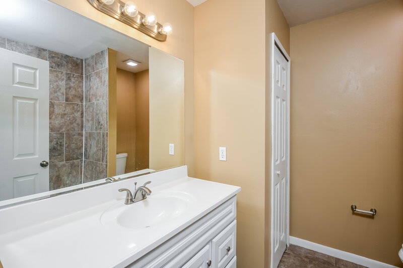 1,715/Mo, 681 Elmont St NW Palm Bay, FL 32907 Main Bathroom View 2