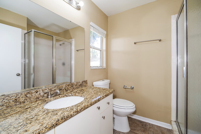 1,920/Mo, 415 Nogales Ave NE Palm Bay, FL 32907 Main Bathroom View