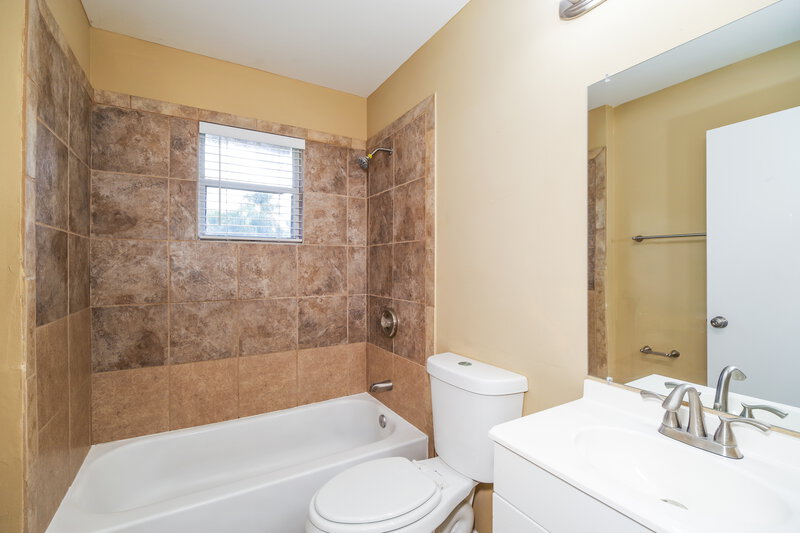 1,920/Mo, 415 Nogales Ave NE Palm Bay, FL 32907 Bathroom View