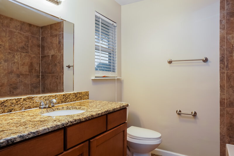 1,745/Mo, 1122 Beacon St NW Palm Bay, FL 32907 Main Bathroom View