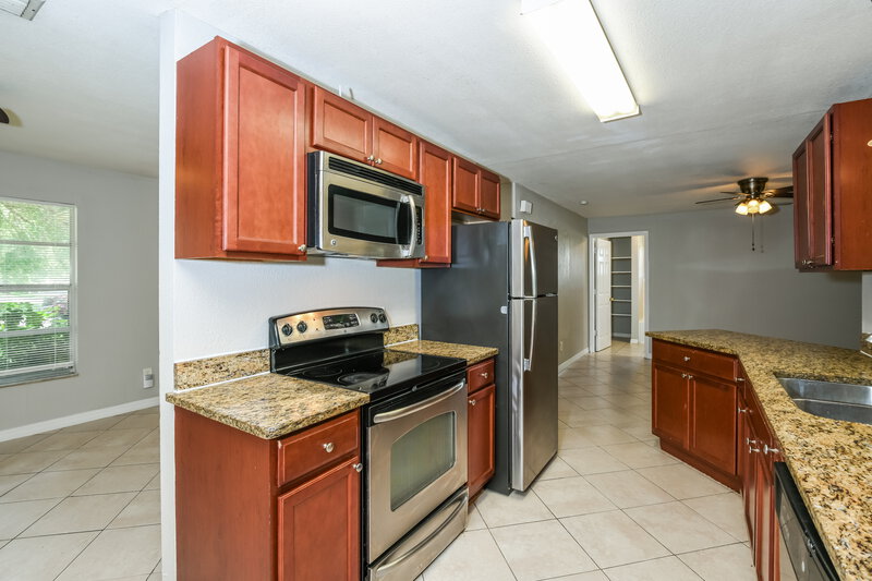 2,620/Mo, 631 Fernandina St NW Palm Bay, FL 32907 Kitchen View 2