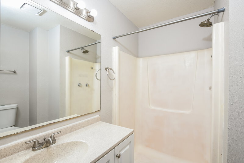 2,620/Mo, 631 Fernandina St NW Palm Bay, FL 32907 Main Bathroom View
