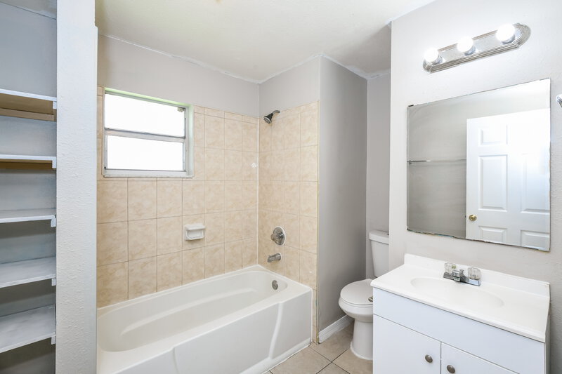 2,620/Mo, 631 Fernandina St NW Palm Bay, FL 32907 Bathroom View
