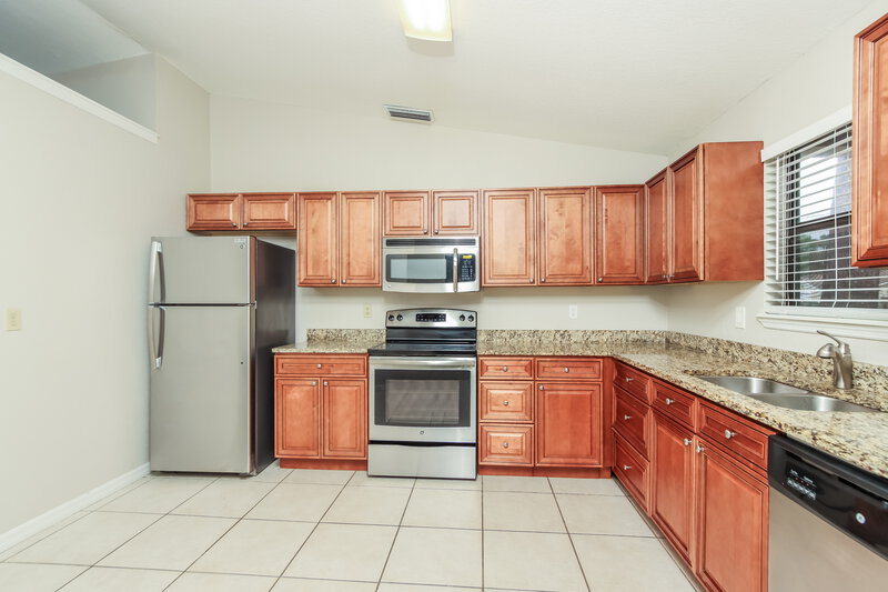 1,850/Mo, 833 Helm Ave NW Palm Bay, FL 32907 Kitchen View