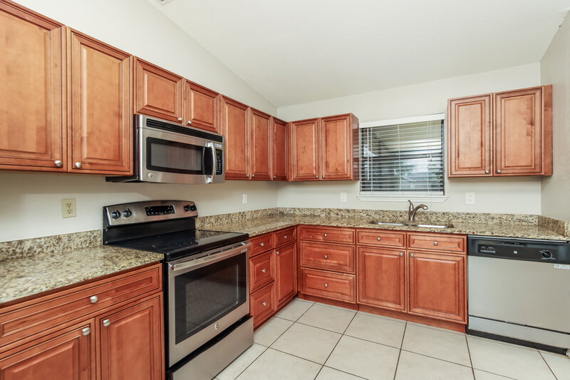 1,850/Mo, 833 Helm Ave NW Palm Bay, FL 32907 Kitchen View 2