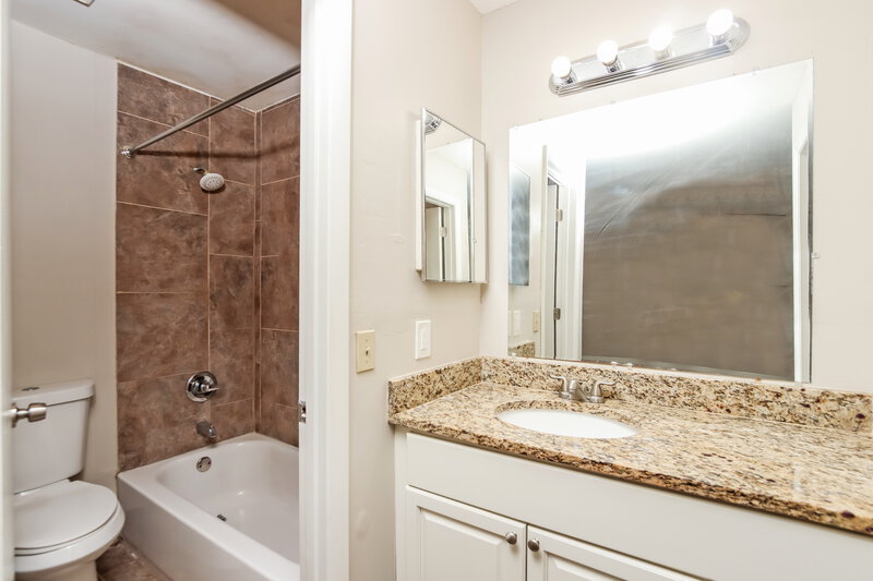 1,850/Mo, 833 Helm Ave NW Palm Bay, FL 32907 Main Bathroom View