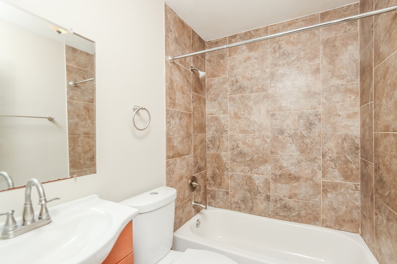 1,850/Mo, 833 Helm Ave NW Palm Bay, FL 32907 Bathroom View