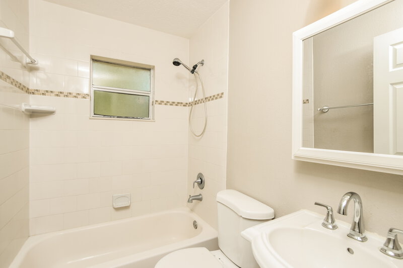1,645/Mo, 413 Wayland Rd SW Palm Bay, FL 32908 Bathroom View