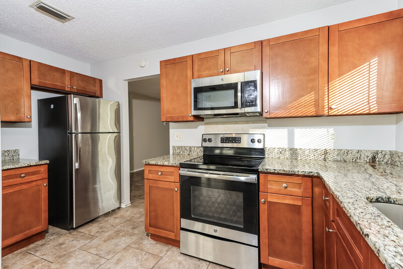 1,700/Mo, 958 Albion St NW Palm Bay, FL 32907 Kitchen View 2