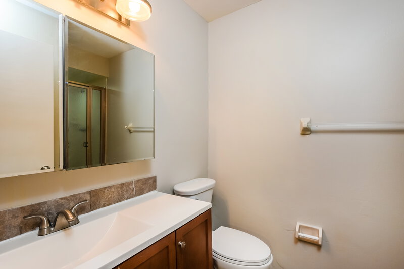 1,960/Mo, 845 S Lake Rd Titusville, FL 32796 Main Bathroom View