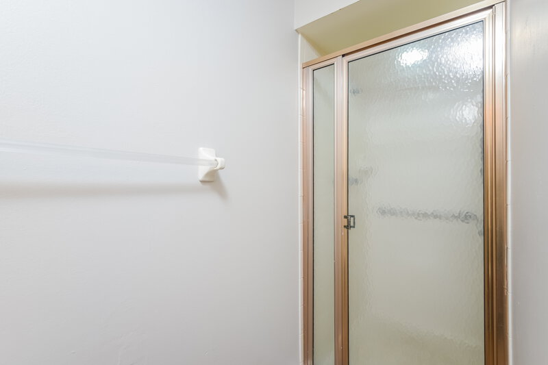 1,960/Mo, 845 S Lake Rd Titusville, FL 32796 Main Bathroom View 2