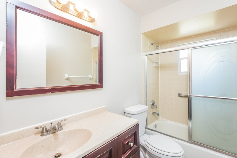 1,960/Mo, 845 S Lake Rd Titusville, FL 32796 Bathroom View