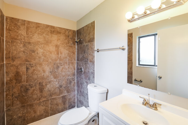1,675/Mo, 1020 Pope St NW Palm Bay, FL 32907 Bathroom View