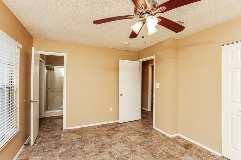 1,775/Mo, 431 Veronica Ave NE Palm Bay, FL 32907 Main Bathroom View