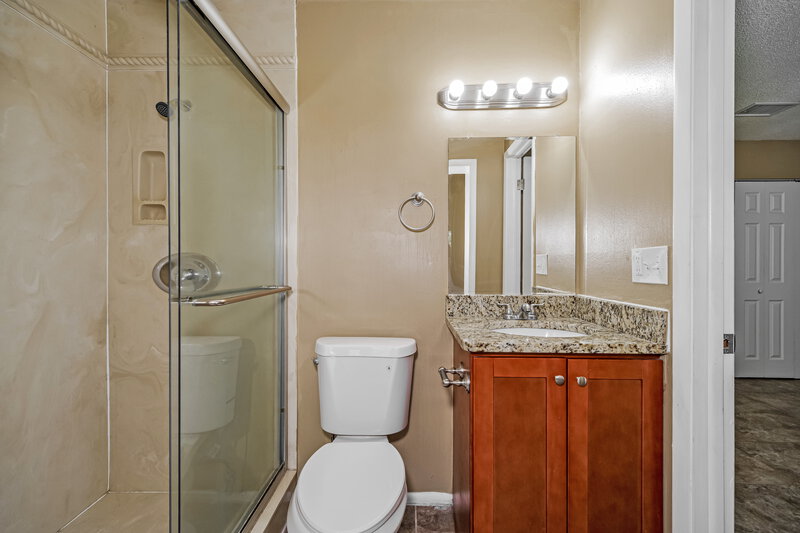 1,630/Mo, 431 Veronica Ave NE Palm Bay, FL 32907 Main Bathroom View