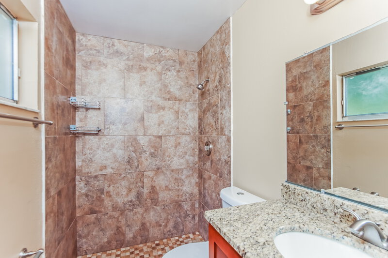 1,935/Mo, 1647 Baker St NE Palm Bay, FL 32907 Main Bathroom View