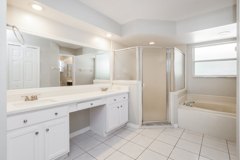 2,195/Mo, 720 RIVIERA DR NE Palm Bay, FL 32905 Main Bathroom View