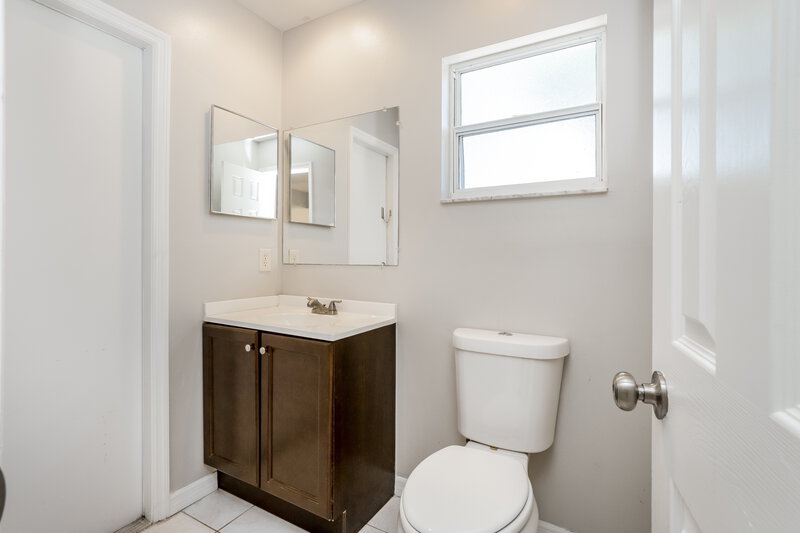 2,195/Mo, 720 RIVIERA DR NE Palm Bay, FL 32905 Main Bathroom View 2