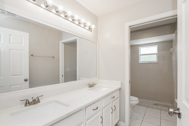 2,195/Mo, 720 RIVIERA DR NE Palm Bay, FL 32905 Bathroom View