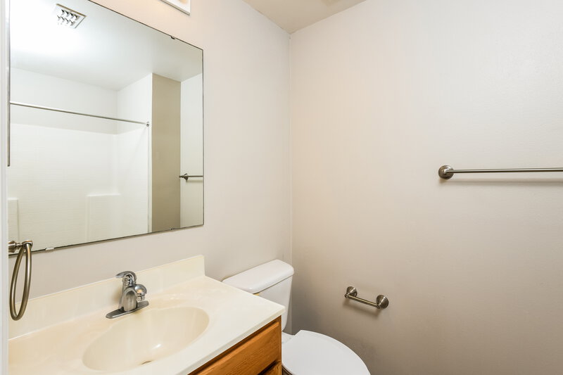 2,270/Mo, 1037 Galvin Ave Sw Palm Bay, FL 32908 Main Bathroom View