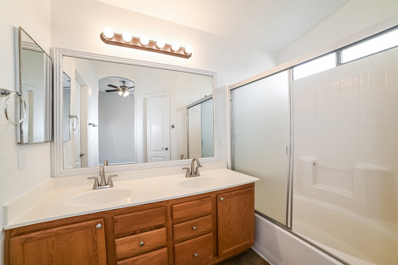 2,090/Mo, 3510 W Thurman Dr Laveen, AZ 85339 Main Bathroom View