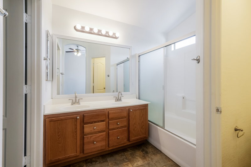 1,930/Mo, 3510 W Thurman Dr Laveen, AZ 85339 Main Bathroom View