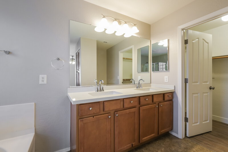 2,160/Mo, 2029 W Allens Peak Dr Queen Creek, AZ 85142 Main Bathroom View