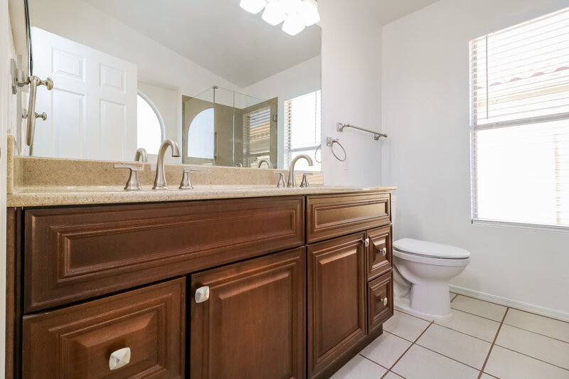 3,080/Mo, 17908 W Santa Alberta Ln Goodyear, AZ 85338 Main Bathroom View