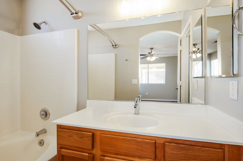 2,030/Mo, 3326 W Shumway Farm Rd Phoenix, AZ 85041 Main Bathroom View