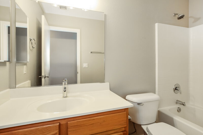 2,030/Mo, 3326 W Shumway Farm Rd Phoenix, AZ 85041 Bathroom View