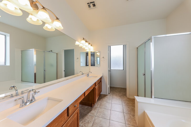 2,210/Mo, 9451 W Ross Ave Peoria, AZ 85382 Main Bathroom View