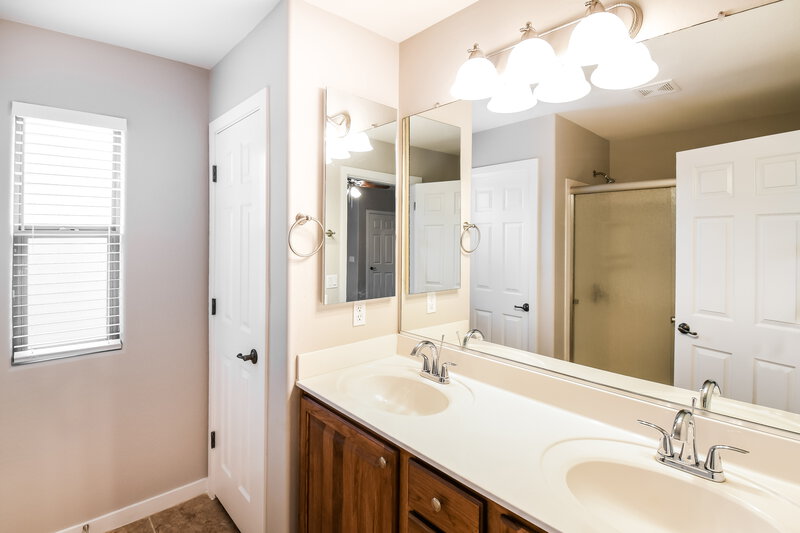 1,935/Mo, 1833 W Desert Hills Dr Queen Creek, AZ 85142 Main Bathroom View 2
