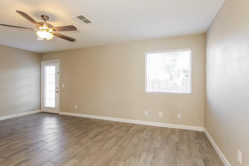 2,000/Mo, 10856 W Ruth Ave Peoria, AZ 85345 Living Room View 2