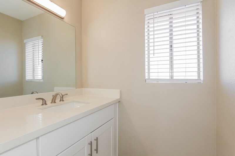 2,000/Mo, 10856 W Ruth Ave Peoria, AZ 85345 Main Bathroom View