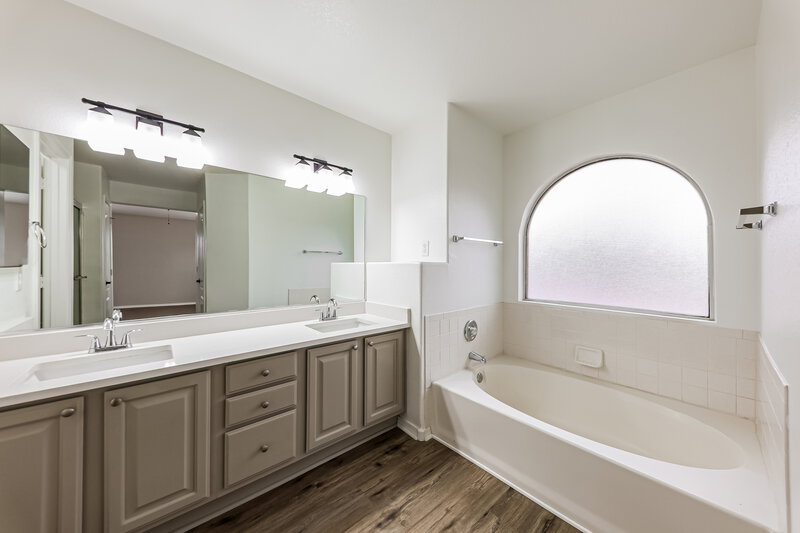 2,610/Mo, 17847 N 13th St Phoenix, AZ 85022 Main Bathroom View