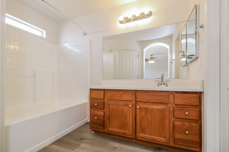 2,245/Mo, 8630 W Echo Ln Peoria, AZ 85345 Main Bathroom View