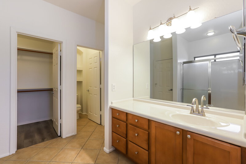 2,450/Mo, 4512 W Fortune Dr Anthem, AZ 85086 Main Bathroom View