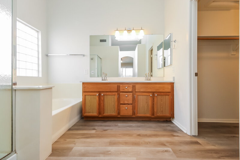 2,465/Mo, 3329 E Wahalla Ln Phoenix, AZ 85050 Main Bathroom View