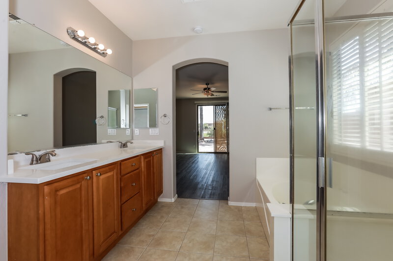 2,450/Mo, 3407 E Meadowview Ct Gilbert, AZ 85298 Main Bathroom View