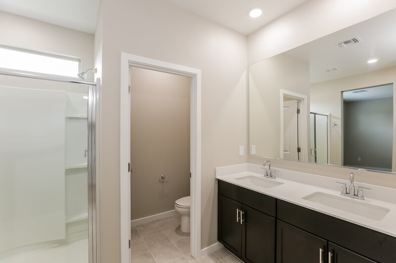 2,390/Mo, 4728 S 69th Avenue Phoenix, AZ 85043 Main Bathroom View