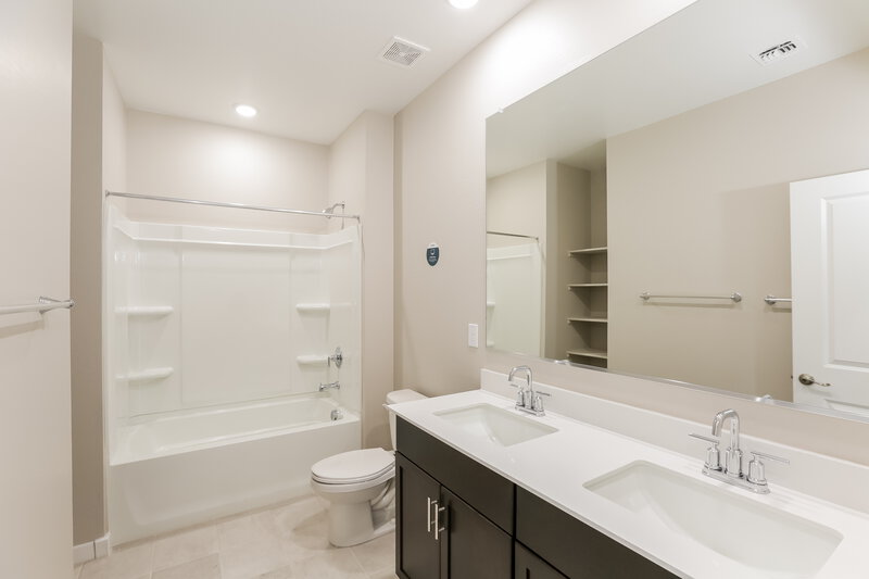 2,390/Mo, 4728 S 69th Avenue Phoenix, AZ 85043 Bathroom View