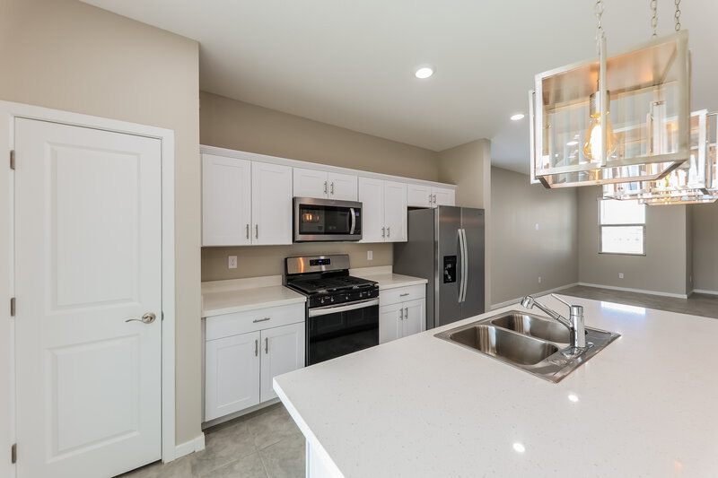 2,045/Mo, 6857 W Luxton Lane Phoenix, AZ 85043 Kitchen View 2
