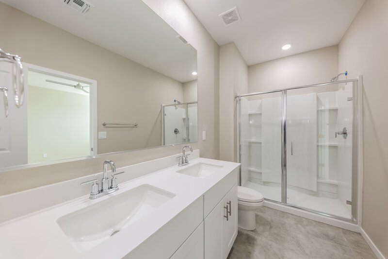 2,045/Mo, 6857 W Luxton Lane Phoenix, AZ 85043 Main Bathroom View