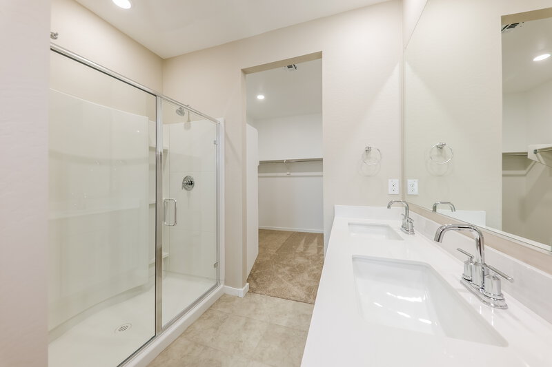 2,359/Mo, 6847 W Parkway Drive Phoenix, AZ 85043 Main Bathroom View