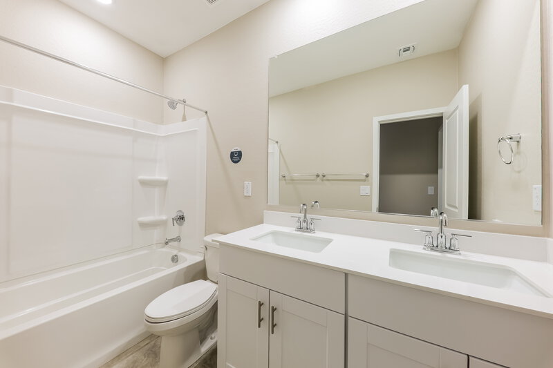 2,359/Mo, 6847 W Parkway Drive Phoenix, AZ 85043 Bathroom View