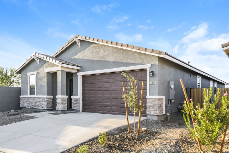 2,580/Mo, 6827 W Parkway Drive Phoenix, AZ 85043 Front View
